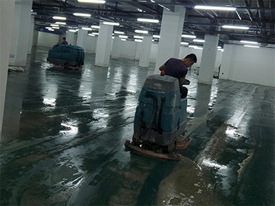 青島某小區(qū)地下車庫進水，租賃坦能駕駛式洗地機T17、T7救場