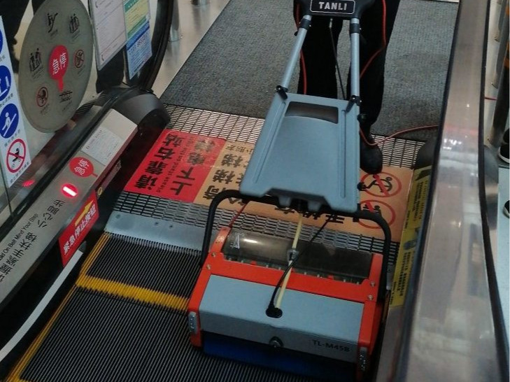 站著就能“輸出”？來看這場商超自動扶梯清潔大作戰(zhàn)